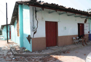 Casa dañada por terremoto